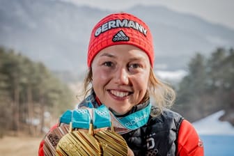 Biathletin Laura Dahlmeier bringt zwei Gold- und eine Bronze-Medaille mit nach Hause.