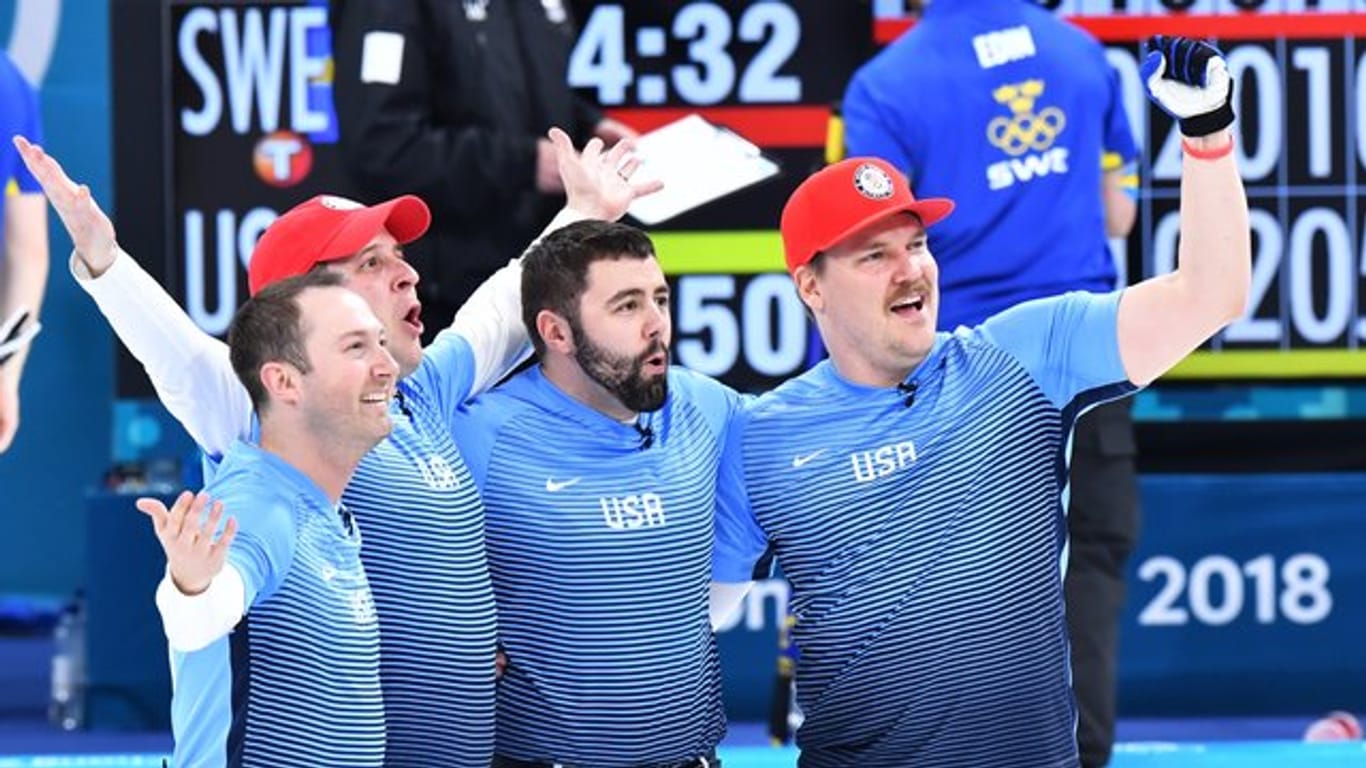 Die US-amerikanischen Curler feiern ihren Finalsieg.