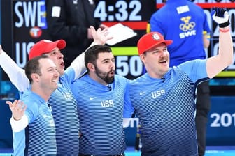 Die US-amerikanischen Curler feiern ihren Finalsieg.