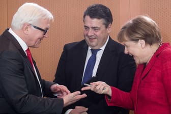 Viele Bürger halten wenig von der "GroKo" – doch die Bundesregierung um Kanzlerin Angela Merkel, Sigmar Gabriel und den damaligen Außenminister Frank-Walter Steinmeier erfüllte einer Studie zufolge viele Wahlversprechen.