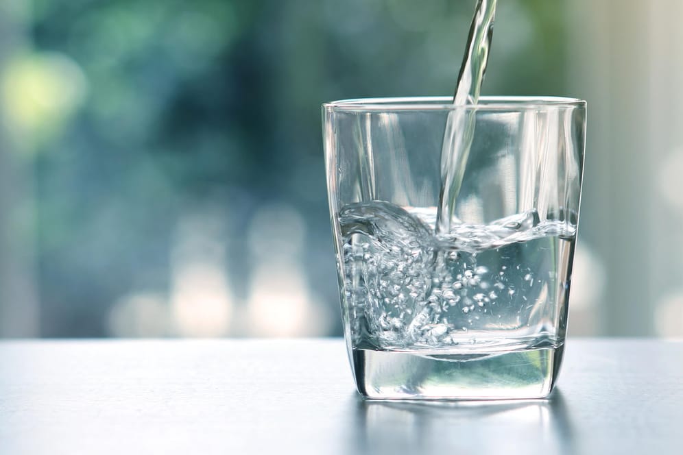 Ein Glas Wasser: Bei Netto wird derzeit ein bestimmtes Mineralwasser zurückgerufen.
