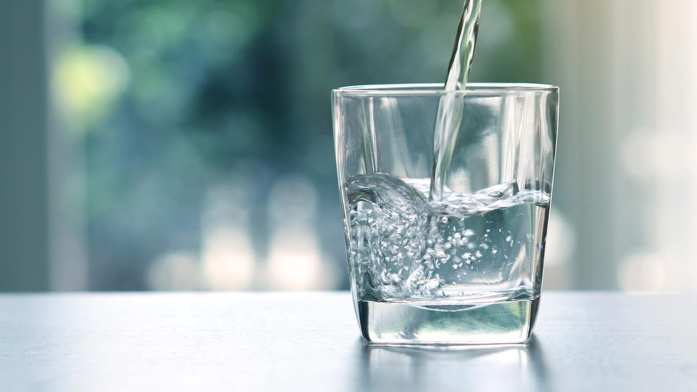 Ein Glas Wasser: Bei Netto wird derzeit ein bestimmtes Mineralwasser zurückgerufen.