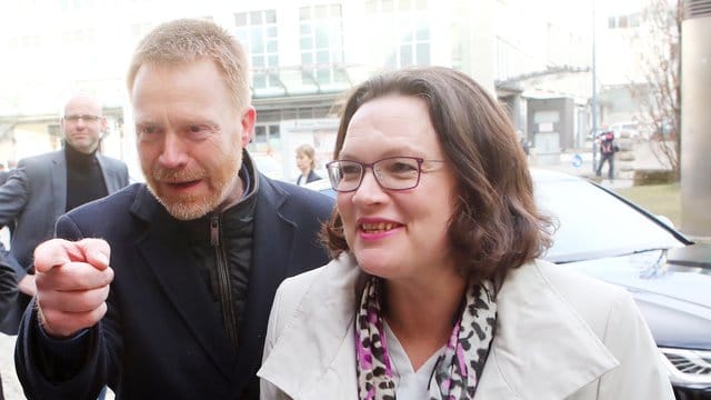 Christoph Matschie, Bundestagsabgeordneter in der SPD Fraktion, und SPD-Chefin Andrea Nahles, vor einer SPD-Regionalkonferenz.