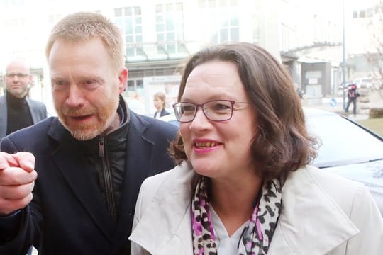 Christoph Matschie, Bundestagsabgeordneter in der SPD Fraktion, und SPD-Chefin Andrea Nahles, vor einer SPD-Regionalkonferenz.