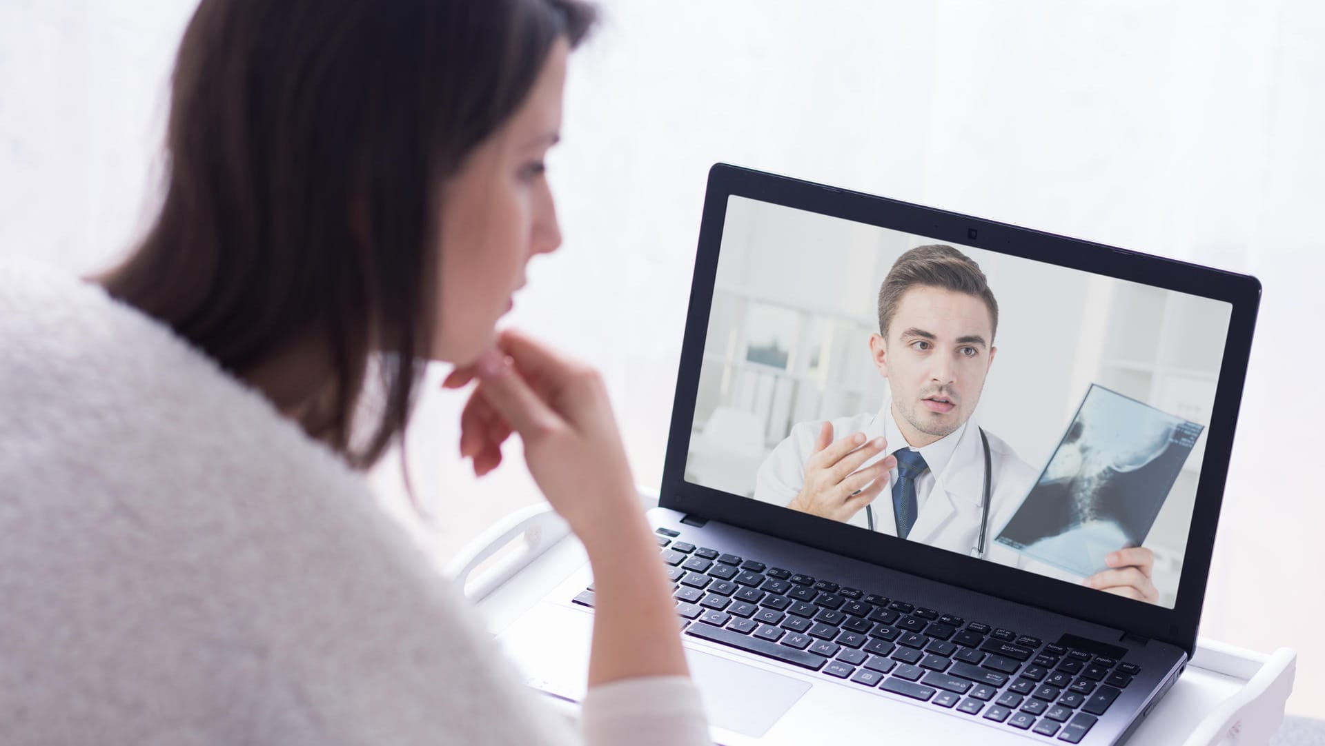 Behandlung per Videochat: Das soll bald auch dann erlaubt sein, wenn sich Arzt und Patient zuvor noch nicht persönlich gesehen haben. Behandlung per Videochat: Das soll bald auch dann erlaubt sein, wenn sich Arzt und Patient zuvor noch nicht persönlich gesehen haben.