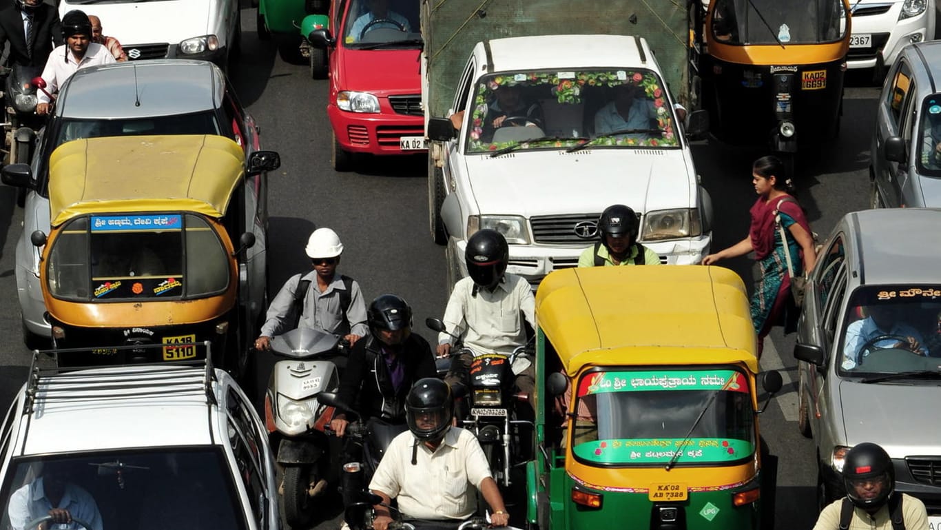 Zahlreiche Autos stehen in einem Verkehrsstau in einer indischen Staat: In Indien ist ein Auto in eine Schülergruppe gefahren und hat neun Kinder getötet. Der indische Straßenverkehr gilt als einer der gefährlichsten auf der Welt. (Archivbild)