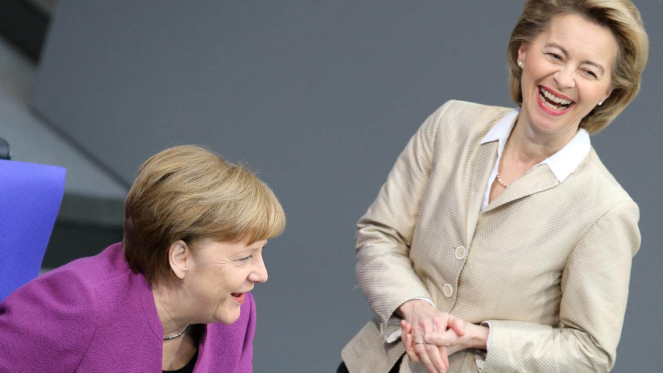 Kanzlerin Angela Merkel im Gespräch mit Ursula von der Leyen.