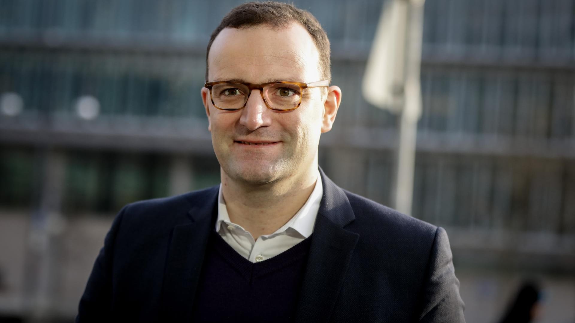 Der Parlamentarische Staatssekretär im Finanzministerium, Jens Spahn, vor dem Konrad-Adenauer-Haus.