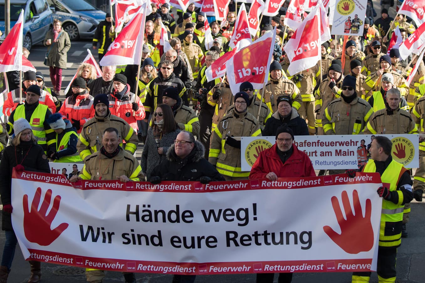 Einsatzkräfte gehen mit Plakaten und Verdi-Fahnen durch Frankfurt: Rettungskräfte demonstrieren in der Banken-Metropole für mehr Respekt und gegen Gewalt bei ihren Einsätzen.