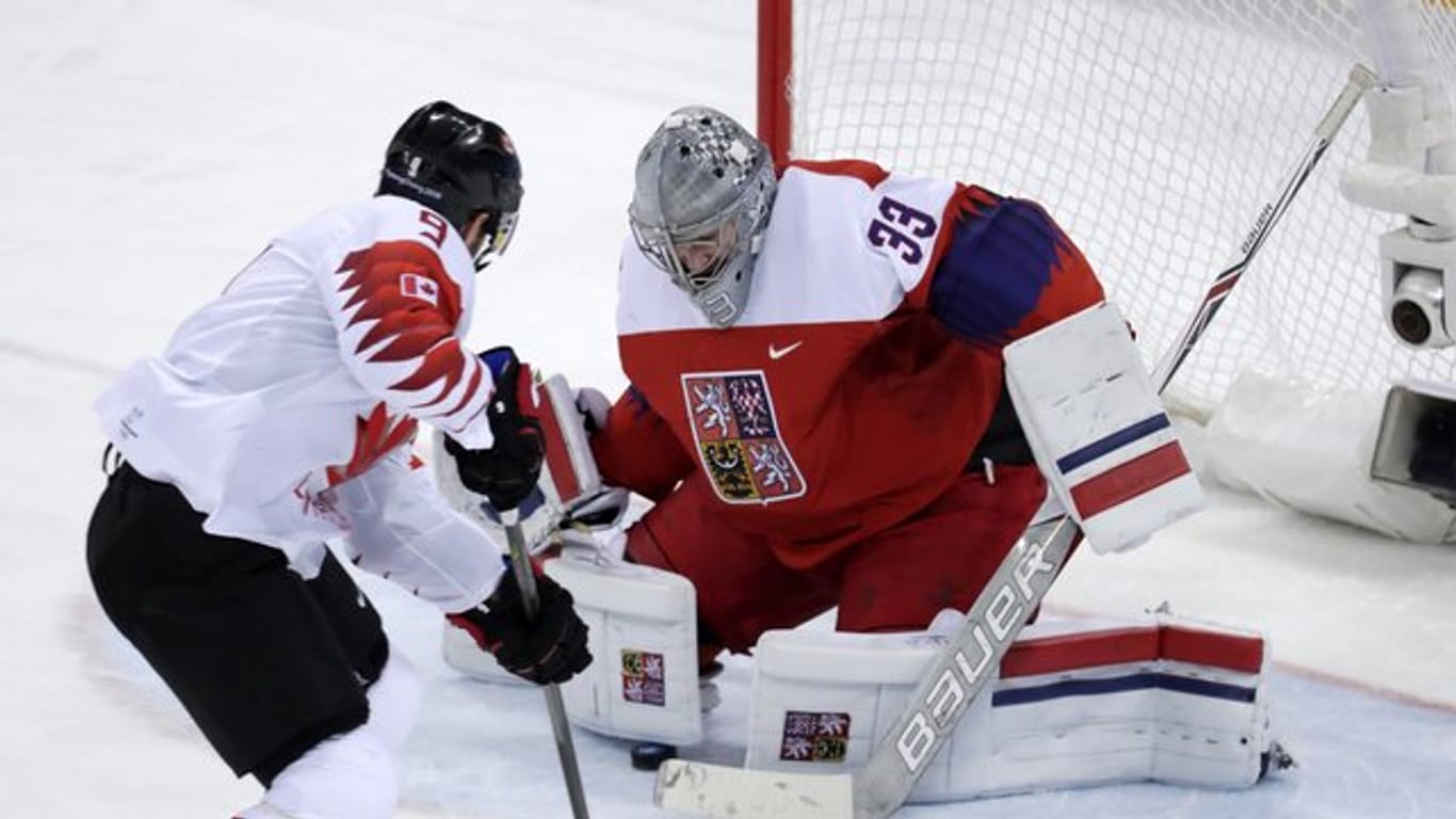 Kanadas Derek Roy (l) spitzelt den Puck gegen Tschechiens Goalie Pavel Francouz ins Tor.