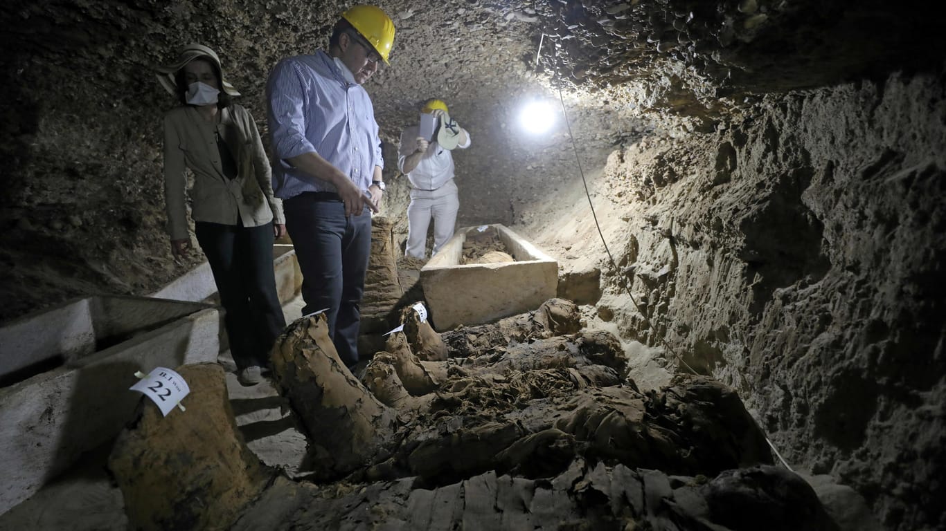 Ägyptens Antikenminister Chaled al-Enani am Ausgrabungsort Minja: Er erhofft sich von der Entdeckung der Nekropole wichtige Einblicke in das Leben der Alten Ägypter.