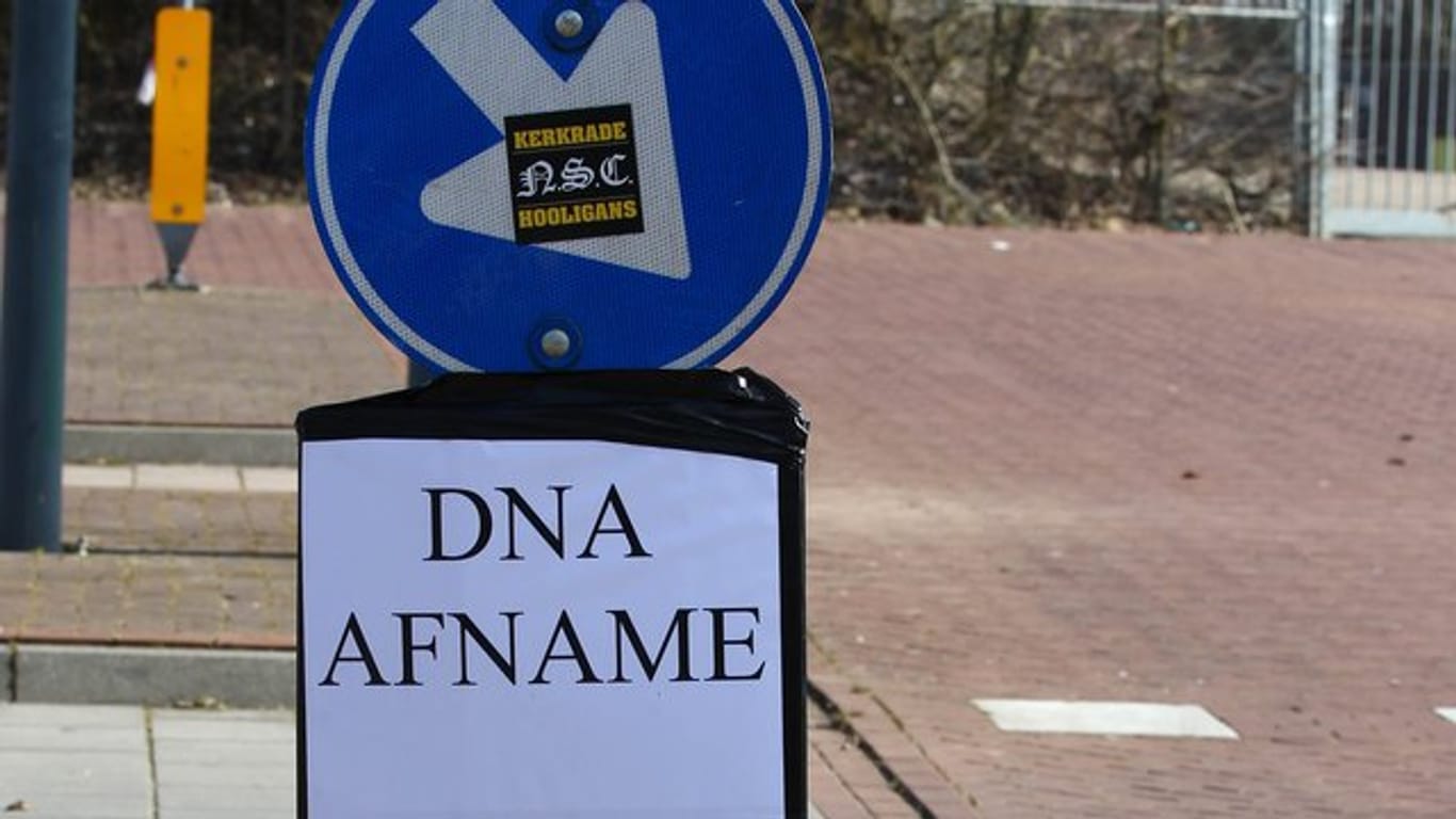 Niederlande, Landgraaf: Ein Schild weist den Weg zum DNA-Massentest auf der alten Trabrennbahn.