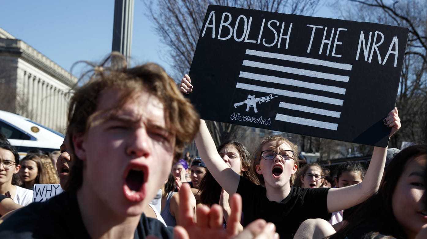 Solidaritätskundgebung für die Opfer des Massakers an einer Schule in Florida: Die National Rifle Association (NRA) gerät zunehmend unter Druck.