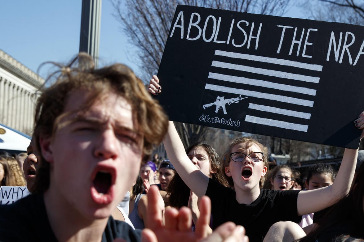 Solidaritätskundgebung für die Opfer des Massakers an einer Schule in Florida: Die National Rifle Association (NRA) gerät zunehmend unter Druck.