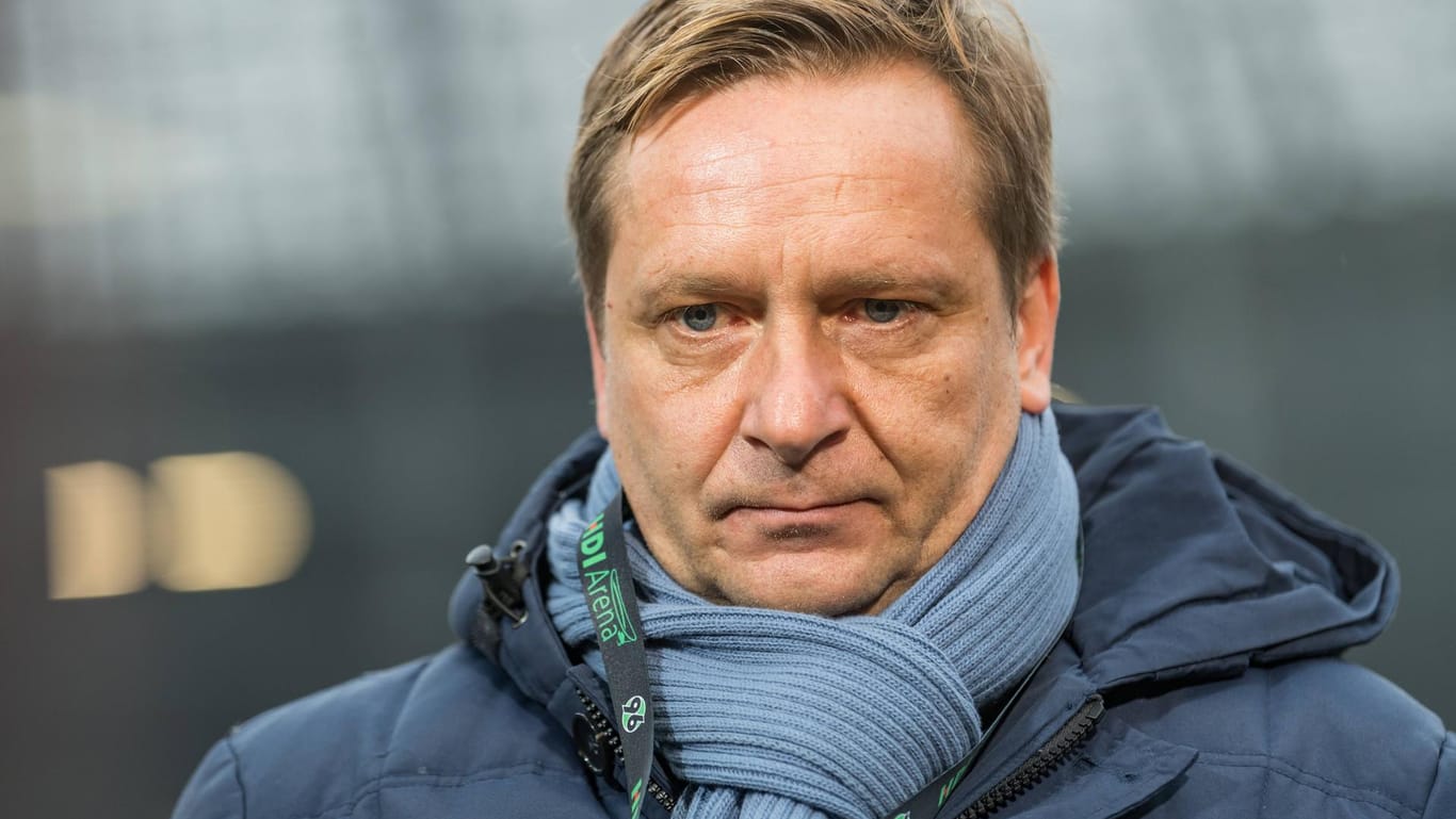 Richtig angefressen: Hannovers Sportchef Horst Heldt.
