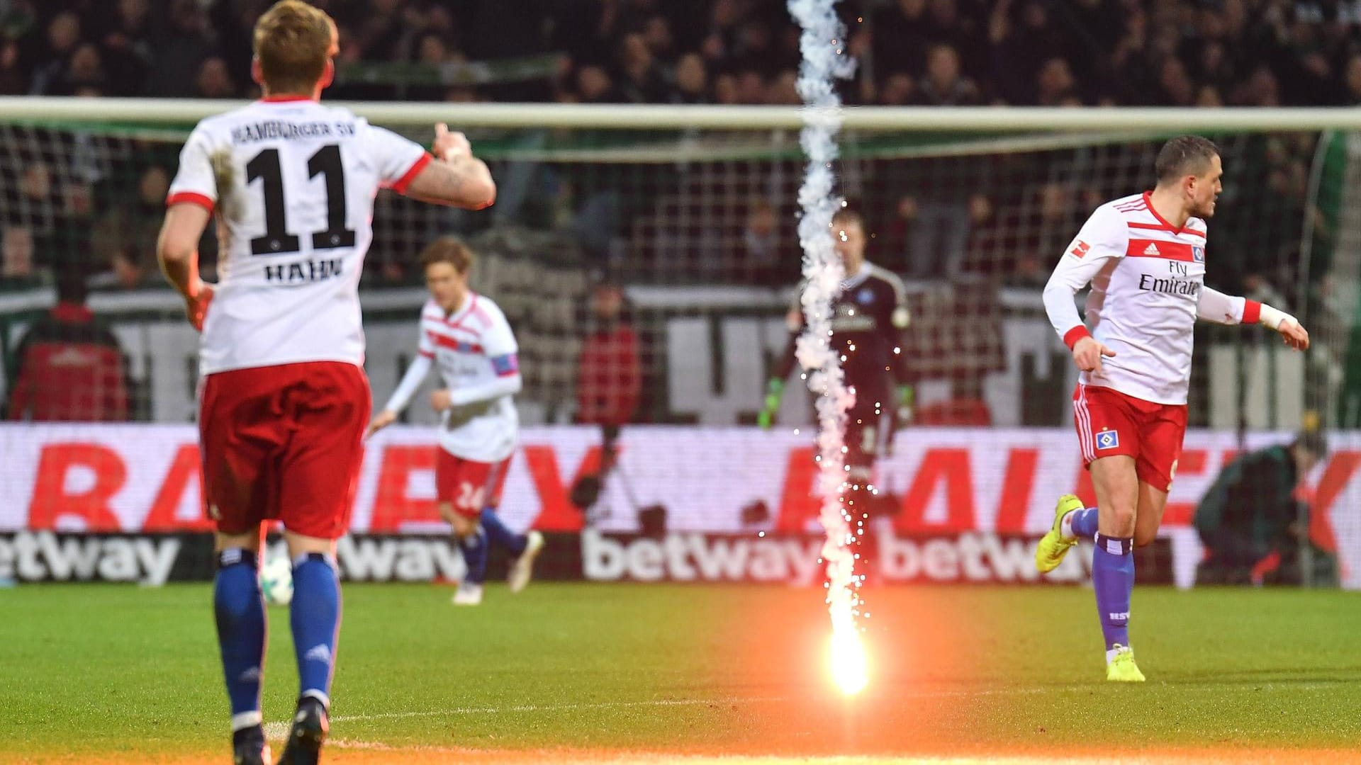 Immer wieder flogen Feuerwerkskörper aus dem HSV-Block, hier schlägt eine Rakete zwischen Hahn und Papadopoulos ein. Immer wieder flogen Feuerwerkskörper aus dem HSV-Block, hier schlägt eine Rakete zwischen Hahn und Papadopoulos ein.