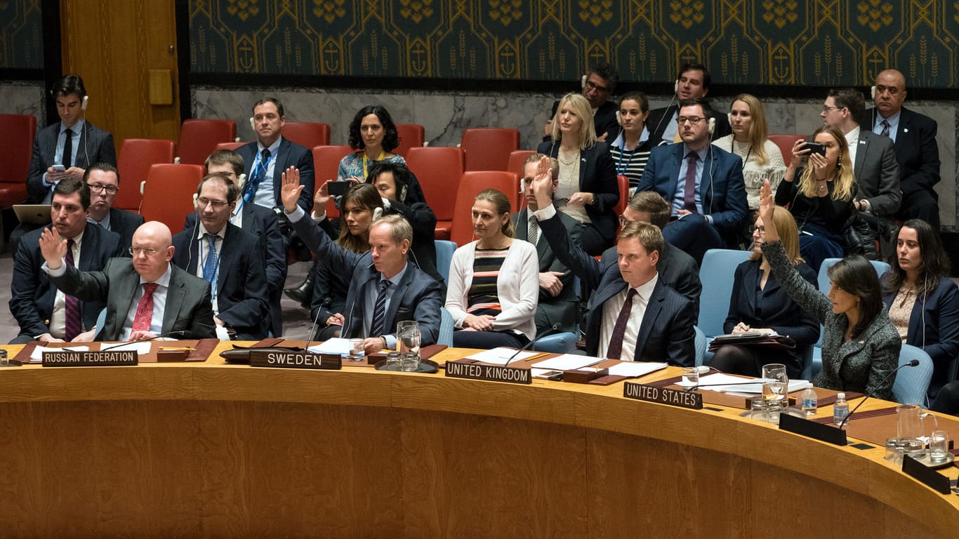 Mitglieder des UN-Sicherheitsrats stimmen über eine Resolution zur Waffenruhe in Syrien ab: Nach anfänglichem Widerstand Russlands und tagelangen Verhandlungen stimmten die 15 Mitgliedsländer am Samstag in New York geschlossen dafür.