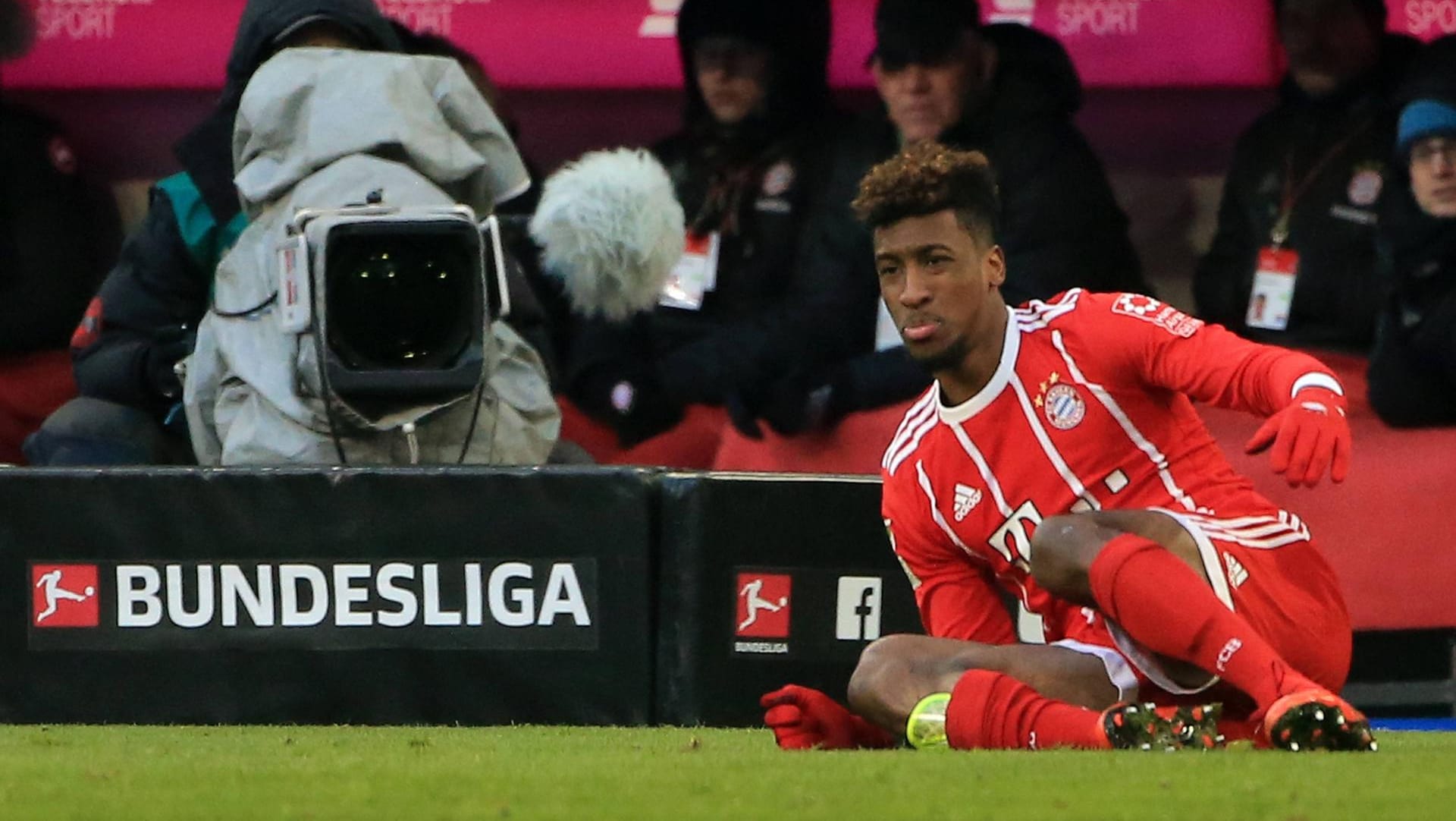 Kingsley Coman verletzt am Boden.