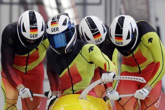 Francesco Friedrich kann mit seinem Team auch Gold im Viererbob gewinnen.