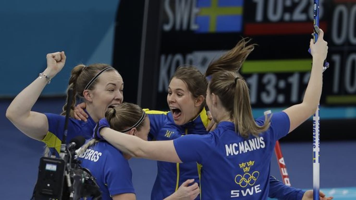 Die schwedischen Curlerinnen feiern den Olympiasieg.