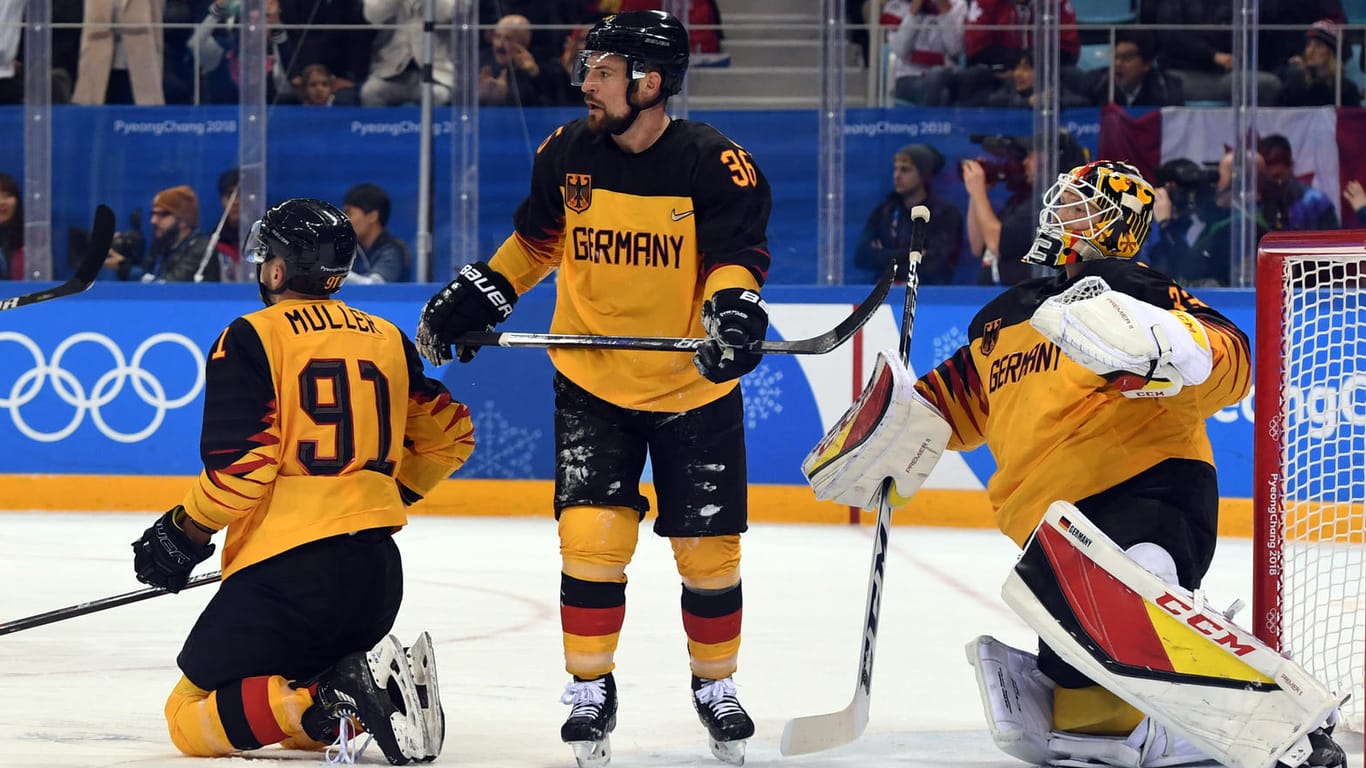 Die deutschen Spieler zeigen sich enttäuscht nach dem 3:3-Ausgleich.