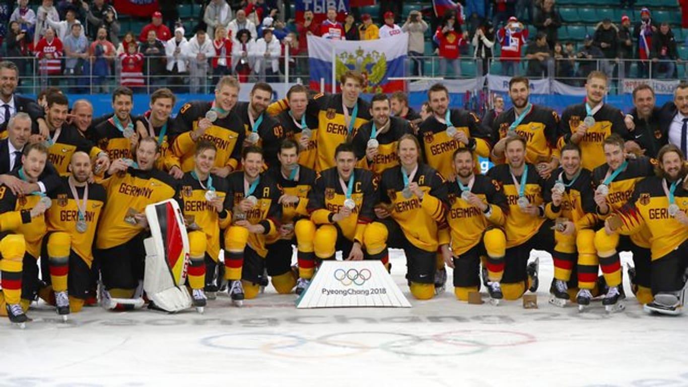 Guppenfoto mit Silber: Deutschlands Eishockey-Herren feiern ihren zweiten Platz in Pyeongchang.