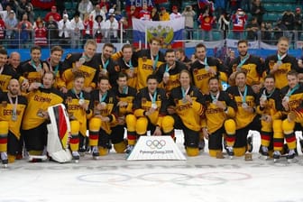 Guppenfoto mit Silber: Deutschlands Eishockey-Herren feiern ihren zweiten Platz in Pyeongchang.