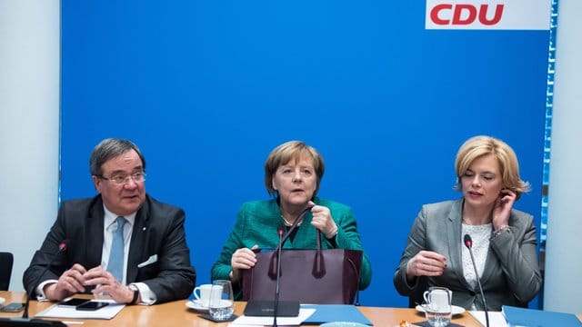 Bundeskanzlerin Angela Merkel sitzt zusammen mit Armin Laschet, Ministerpräsident von Nordrhein-Westfalen, und Julia Klöckner im Konrad-Adenauer-Haus. Bundeskanzlerin Angela Merkel sitzt zusammen mit Armin Laschet, Ministerpräsident von Nordrhein-Westfalen, und Julia Klöckner im Konrad-Adenauer-Haus.