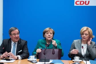 Bundeskanzlerin Angela Merkel sitzt zusammen mit Armin Laschet, Ministerpräsident von Nordrhein-Westfalen, und Julia Klöckner im Konrad-Adenauer-Haus.