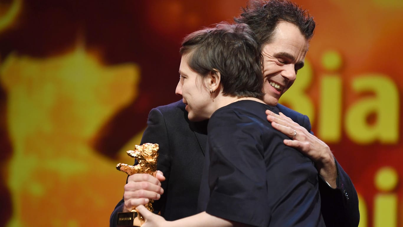 Verleihung des Berlinale Bären: Jury-Präsident Tom Tykwer überreichte den Preis an Regisseurin Adina Pintilie.