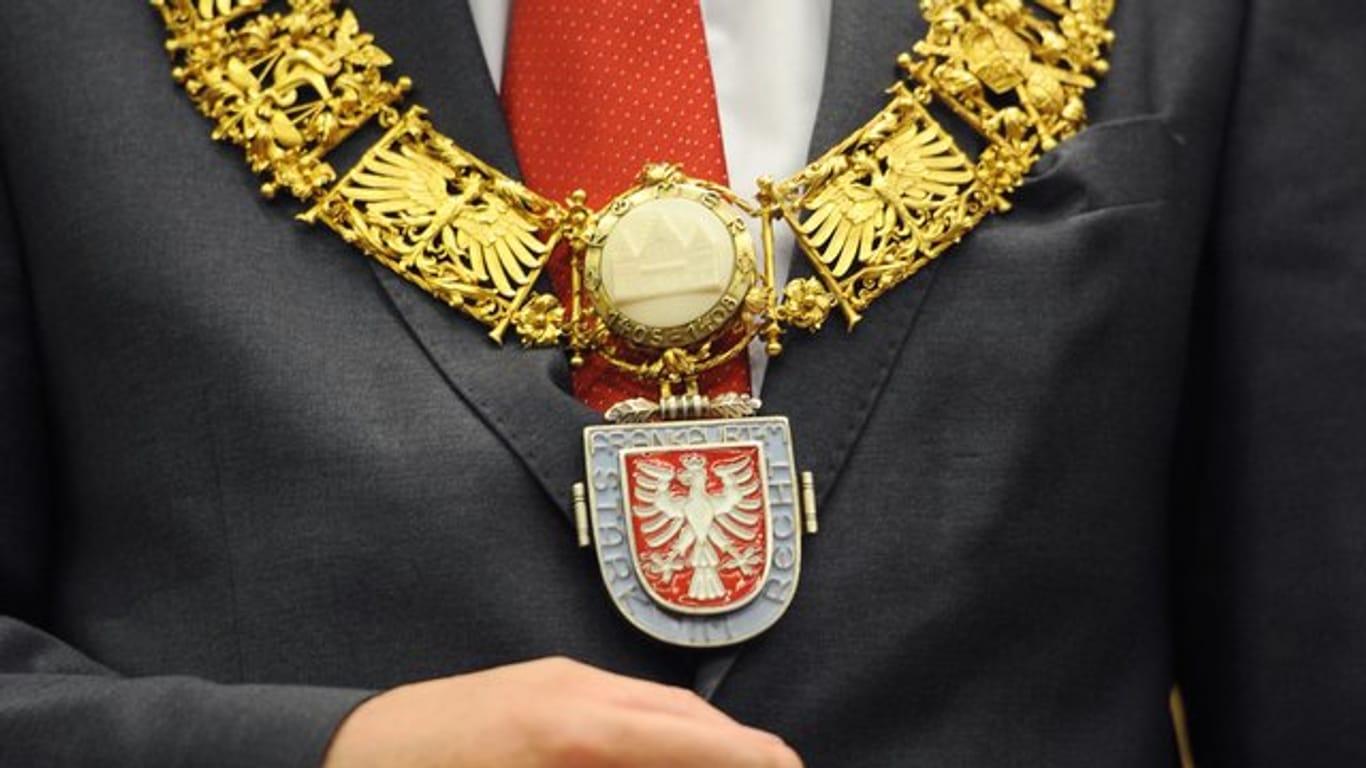 Mann trägt die Amtskette des Oberbürgermeisters