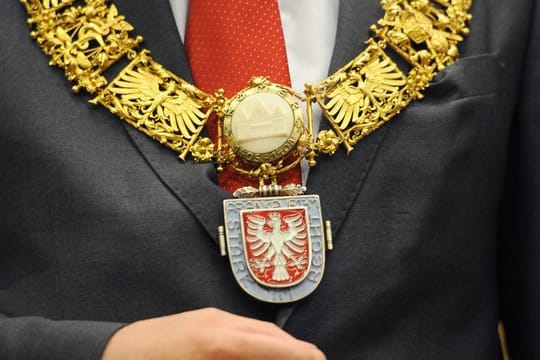 Mann trägt die Amtskette des Oberbürgermeisters