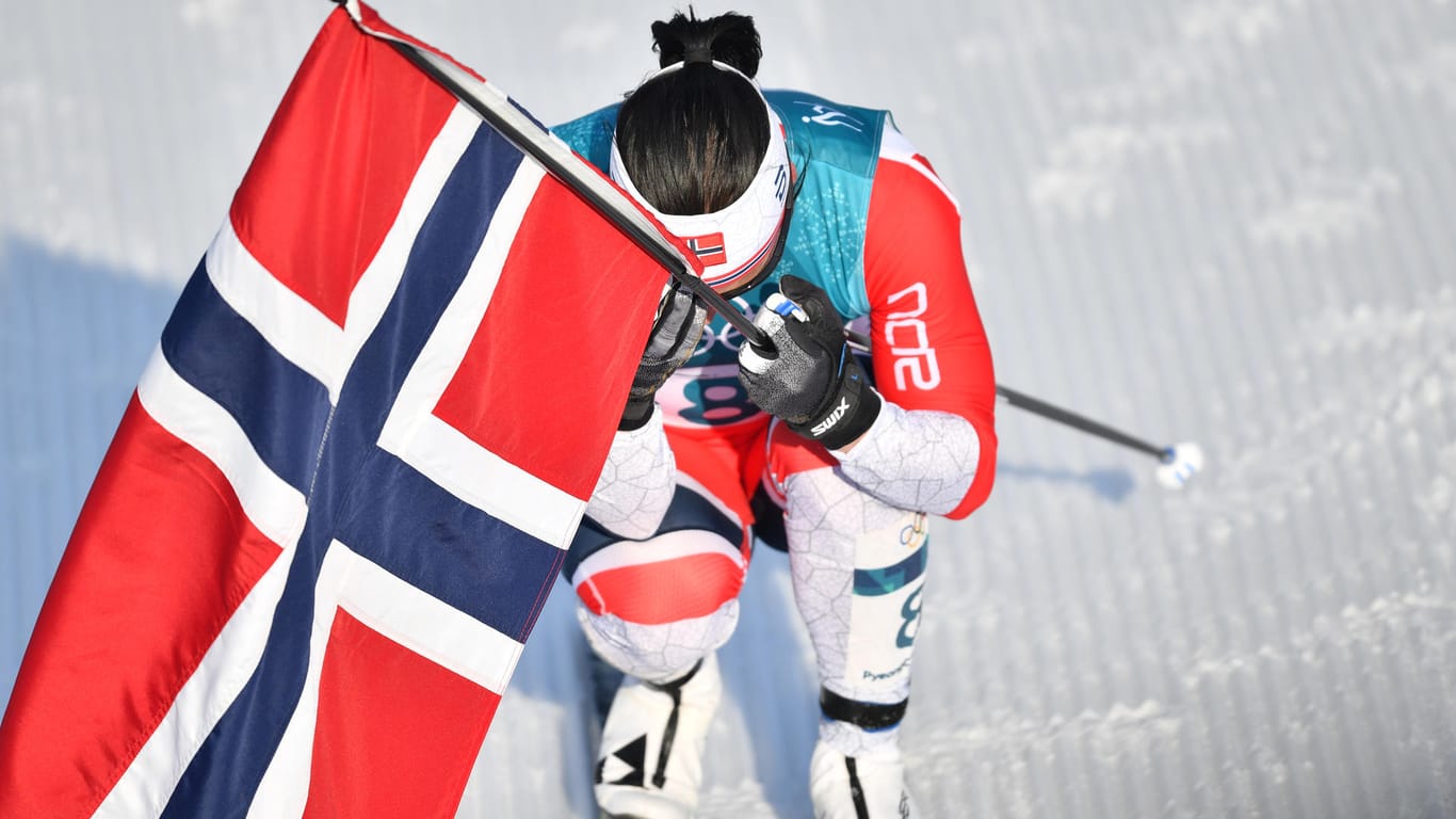Siegerin Marit Björgen aus Norwegen jubelt im Ziel über Gold.