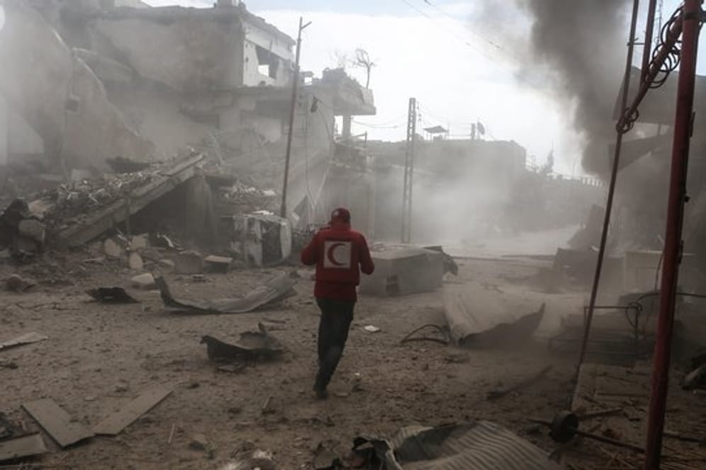 Ein Mitarbeiter der Organisation Syrischer Roter Halbmond in einem von Luftangriffen getroffenen Stadtviertel nahe Damaskus.