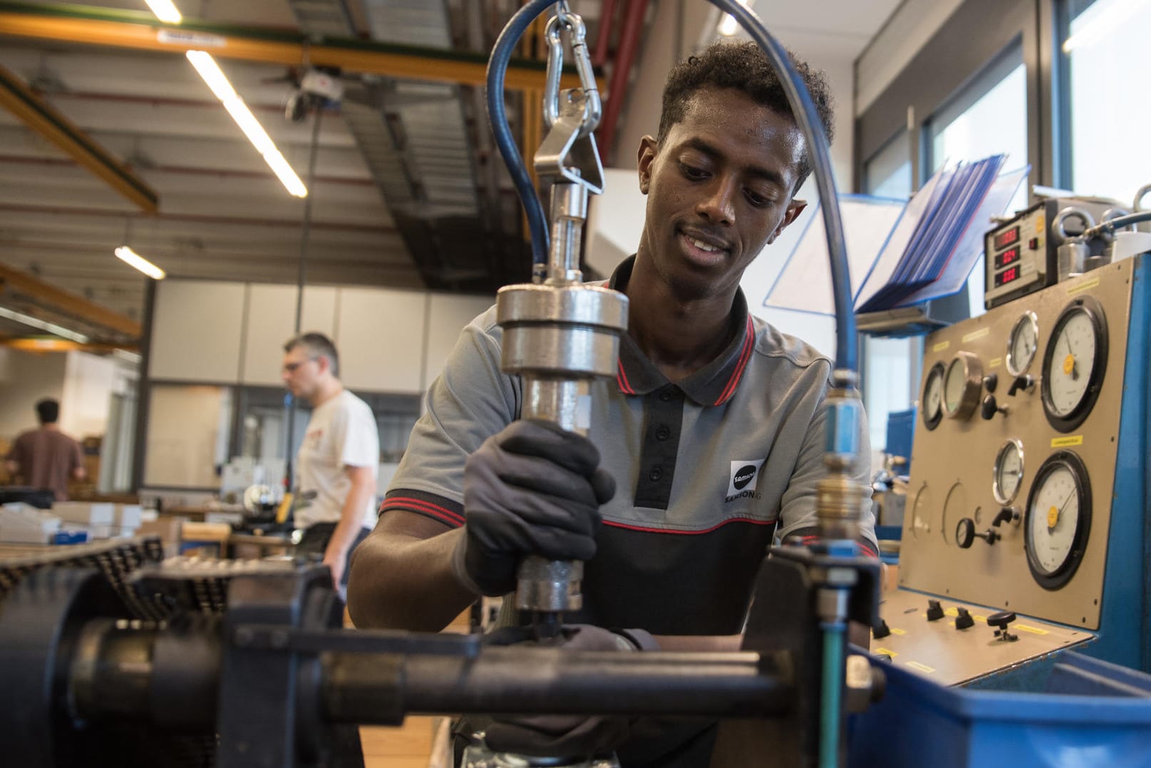 Somalischer Flüchtling als Industriemechaniker: Flüchtlinge können Fachkräftemangel lösen. Somalischer Flüchtling als Industriemechaniker: Flüchtlinge können Fachkräftemangel lösen.