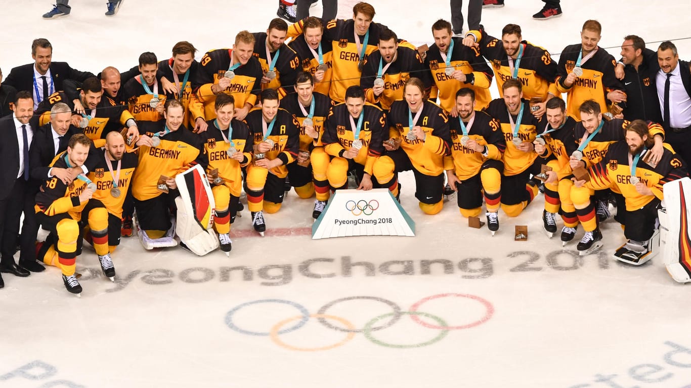 Strahlende Gesichter in Gangneung nach dem Spielende: Die deutsche Eishockey-Nationalmannschaft feiert Silber.