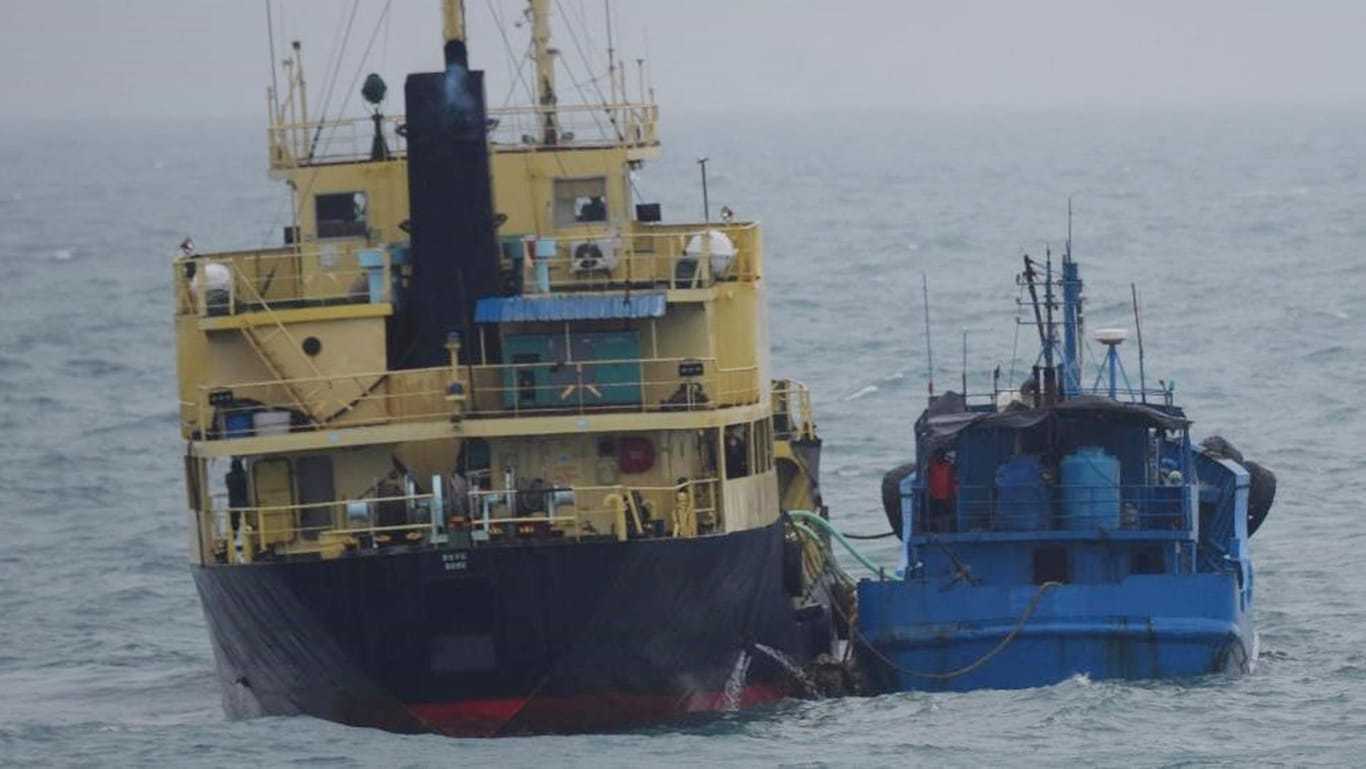 Geheimes Umladen im Ostchinesischen Meer: USA stellt Antrag an UN-Sicherheitsrat für mehr Hafenverbote nordkoreanischer Schiffe.