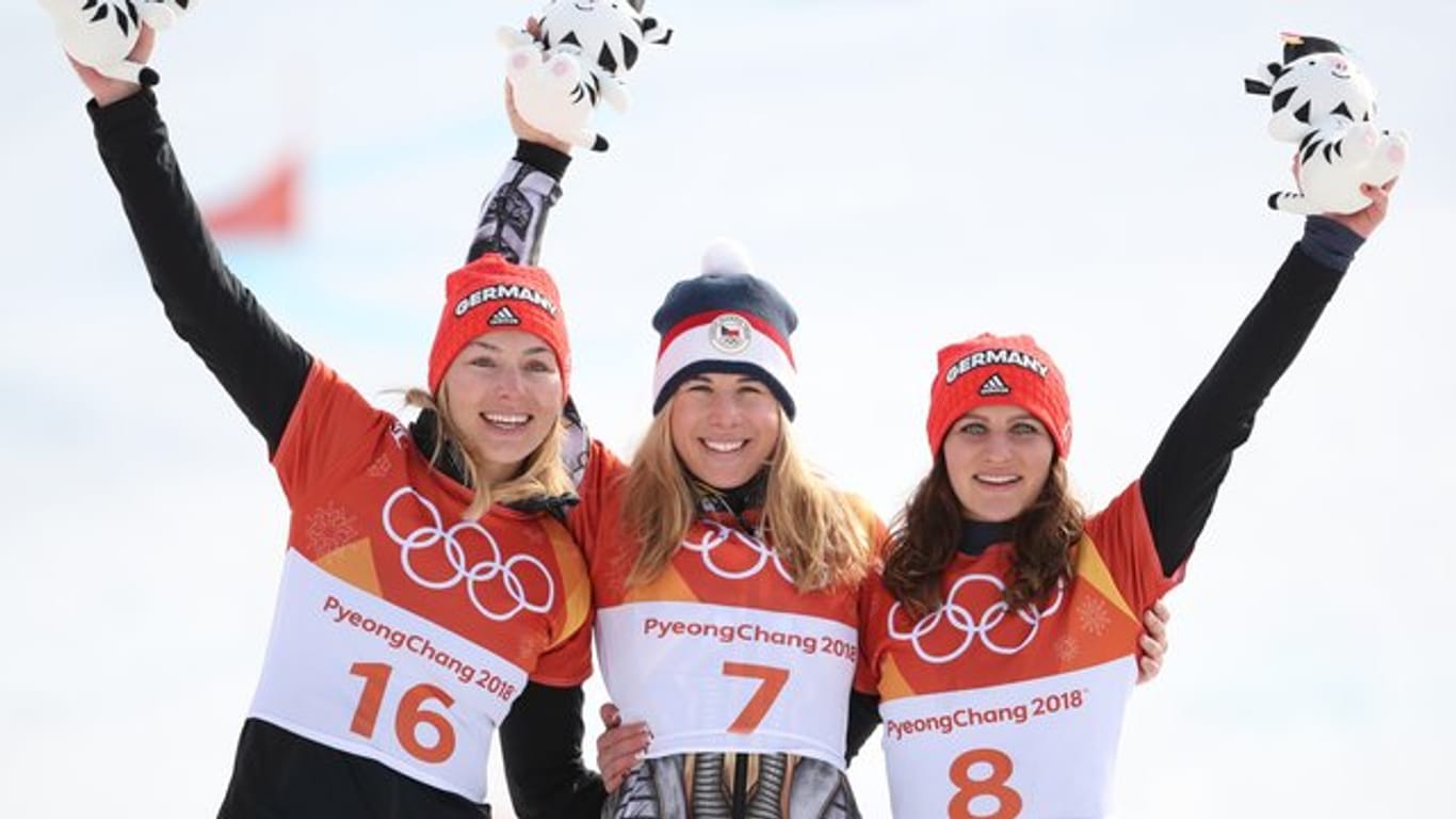 Selina Jörg (l, Silber) jubelt mit Siegerin Ester Ledecka (M) aus Tschechien und Ramona Theresia Hofmeister (Bronze).