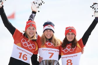 Selina Jörg (l, Silber) jubelt mit Siegerin Ester Ledecka (M) aus Tschechien und Ramona Theresia Hofmeister (Bronze).