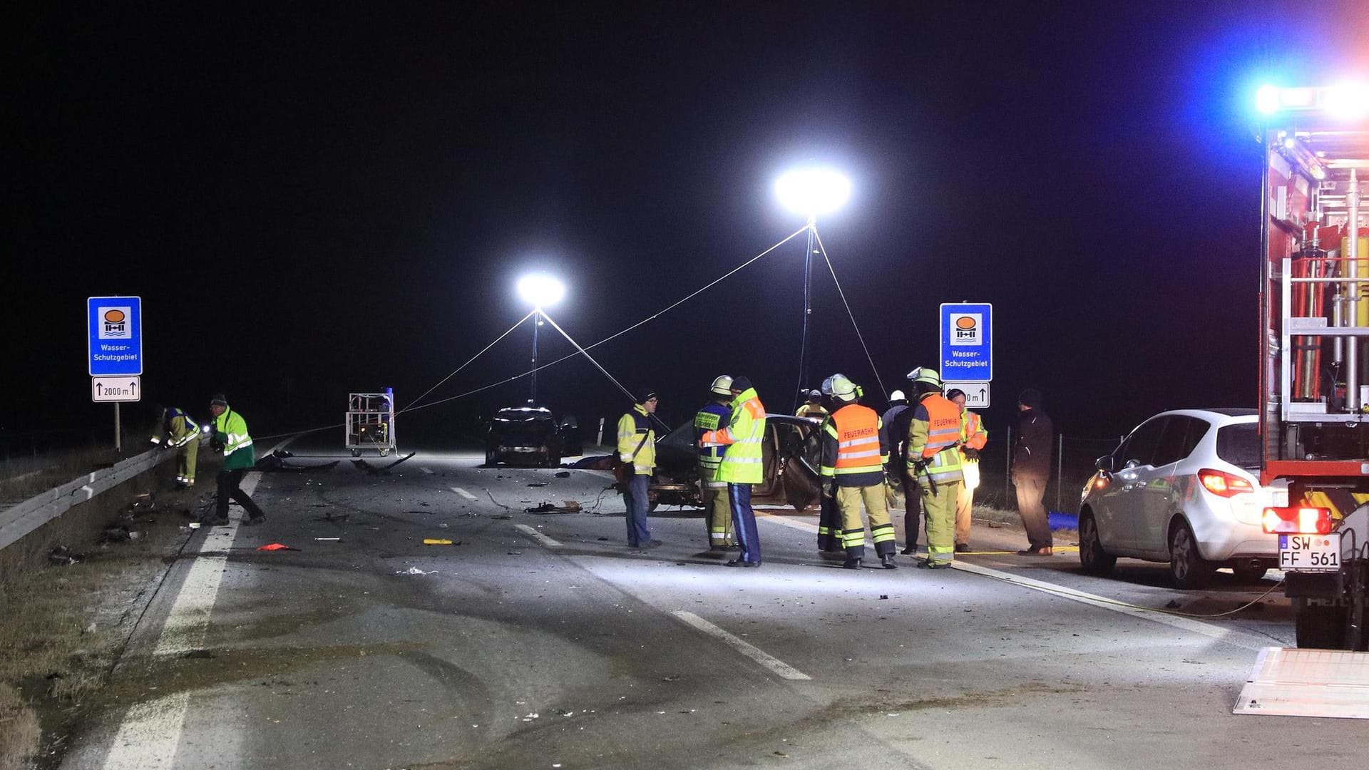 Auf der Autobahn 70 in Bayern sind bei einem Unfall zwei Menschen gestorben. Sie wollten anscheinend einer Frau mit Kind helfen.