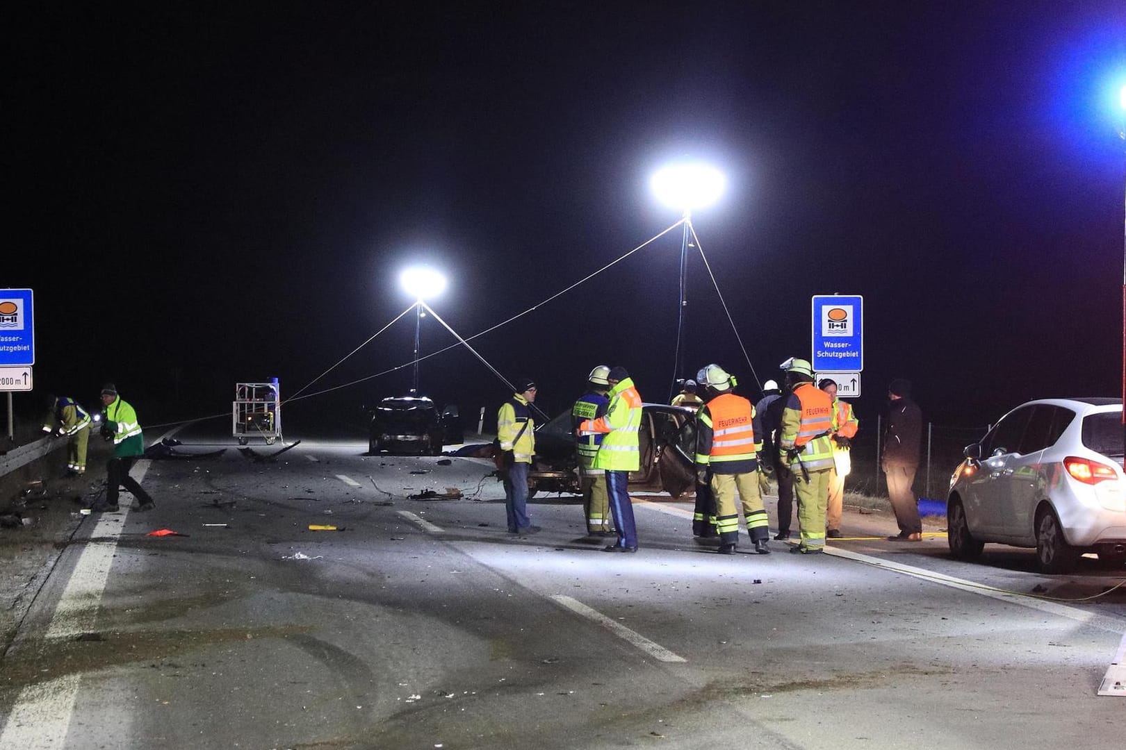 Auf der Autobahn 70 in Bayern sind bei einem Unfall zwei Menschen gestorben. Sie wollten anscheinend einer Frau mit Kind helfen.