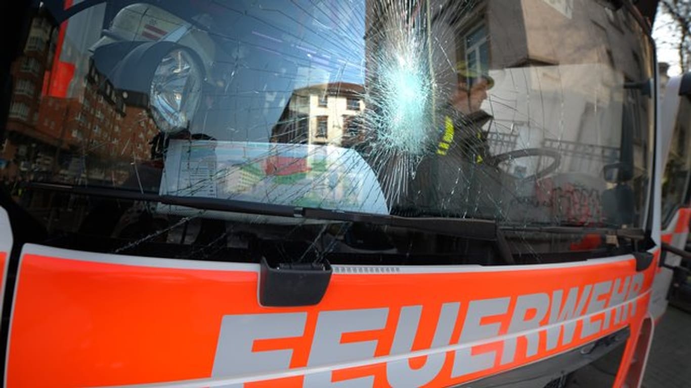 Die im März 2015 während der Eröffnung des EZB-Neubaus in Frankfurt von Demonstranten zerstörte Frontscheibe eines Feuerwehrfahrzeugs.