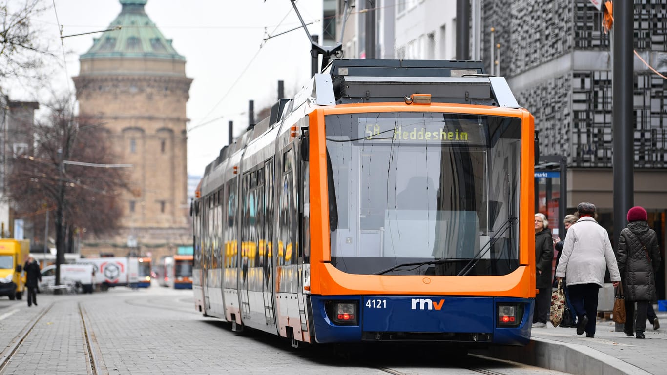 Straßenbahn in Mannheim: Seniorin wird von Straßenbahn erfasst und stirbt.