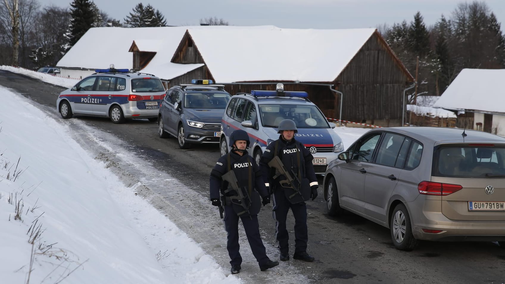 Polizei vor einem Haus in St. Stefan im Rosental (Österreich): Ein 52 Jahre alter Mann hat zwei Menschen getötet und anschließend sich selbst. Polizei vor einem Haus in St. Stefan im Rosental (Österreich): Ein 52 Jahre alter Mann hat zwei Menschen getötet und anschließend sich selbst.
