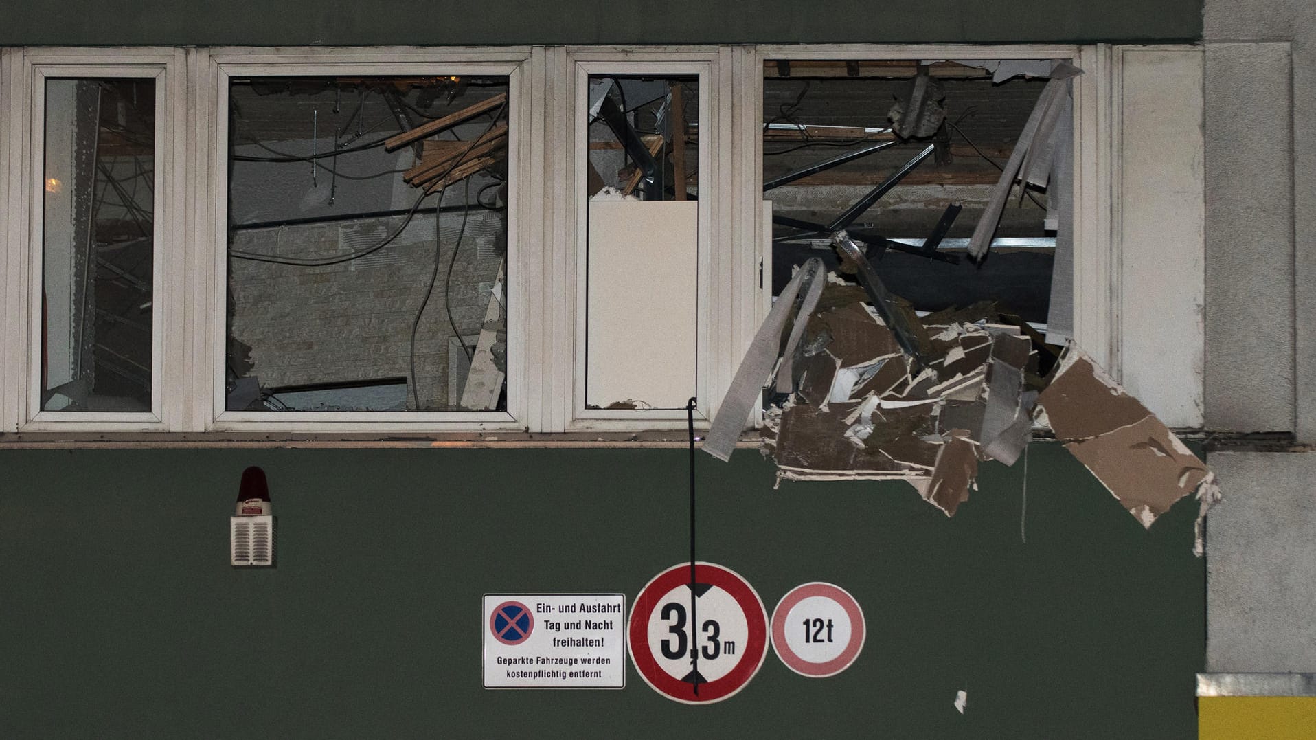 Zerbrochene Fenster an der Werkstatt eines Edelmetall-Händlers in Berlin: Räuber stehlen Inhalt des Tresors eines Edelmetall-Händlers. Zerbrochene Fenster an der Werkstatt eines Edelmetall-Händlers in Berlin: Räuber stehlen Inhalt des Tresors eines Edelmetall-Händlers.