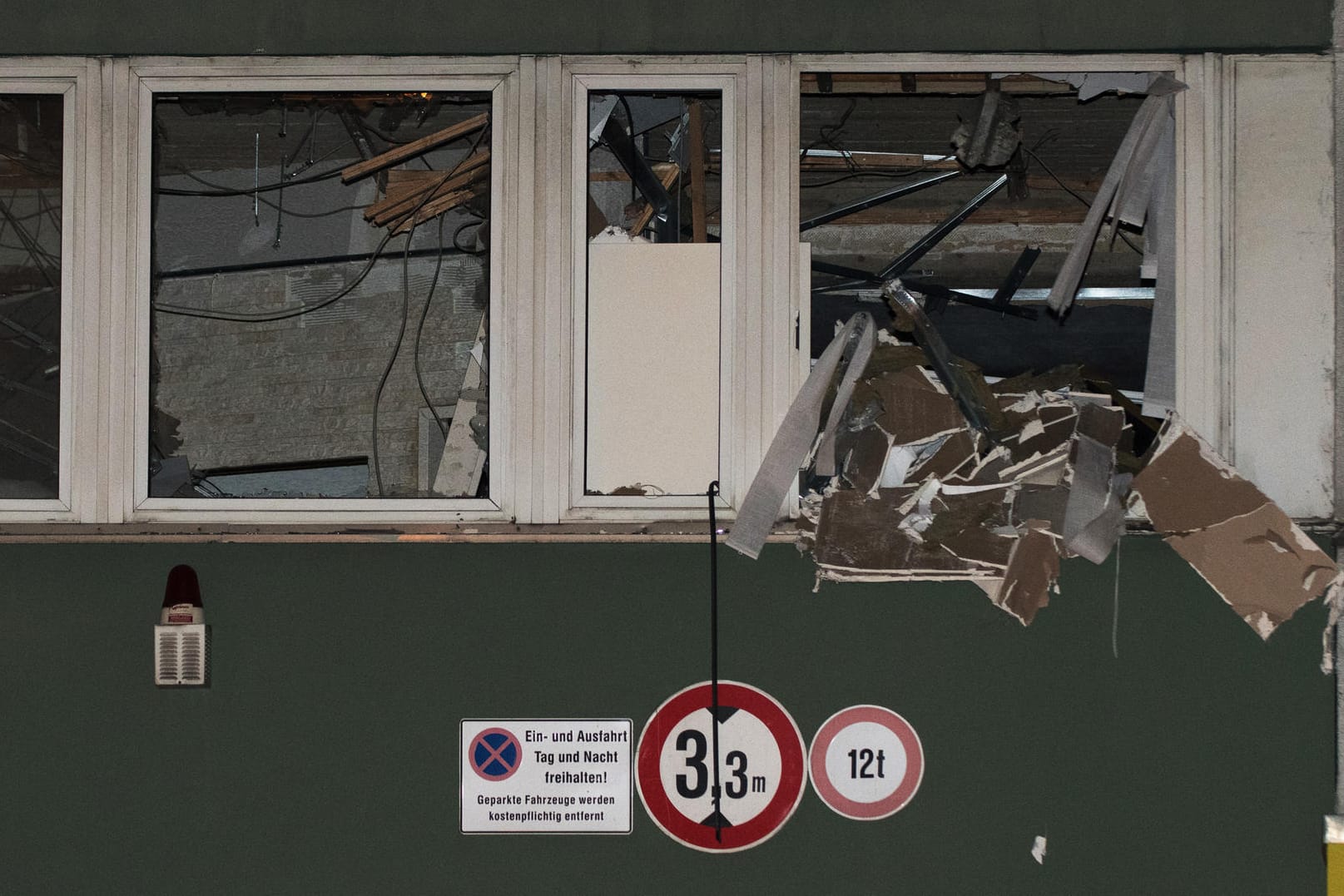 Zerbrochene Fenster an der Werkstatt eines Edelmetall-Händlers in Berlin: Räuber stehlen Inhalt des Tresors eines Edelmetall-Händlers.