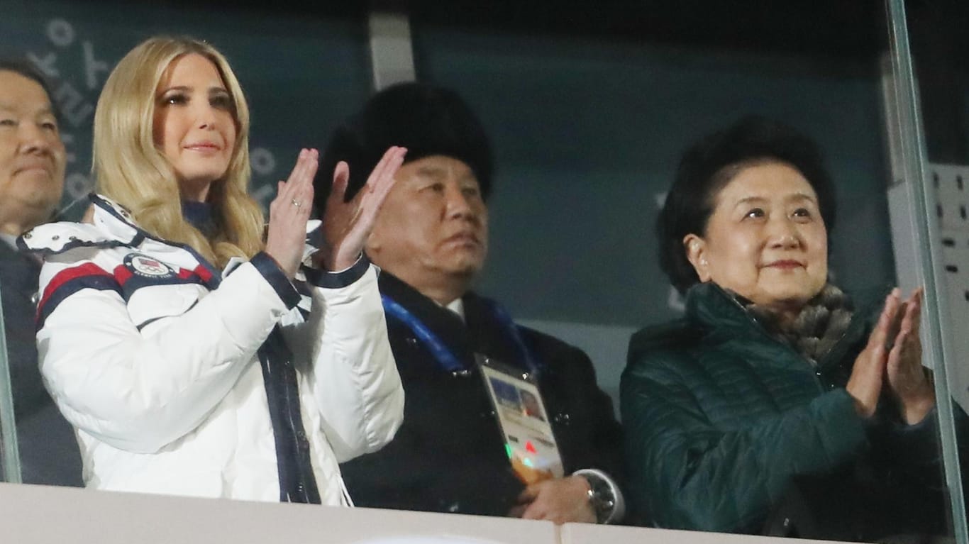 Donald Trumps Tochter Ivanka Trump (l.) und der stellvertretende Vorsitzende der kommunistischen Arbeiterpartei Nordkoreas, Kim Yong Chol (M.).