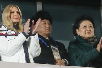 Donald Trumps Tochter Ivanka Trump (l.) und der stellvertretende Vorsitzende der kommunistischen Arbeiterpartei Nordkoreas, Kim Yong Chol (M.).