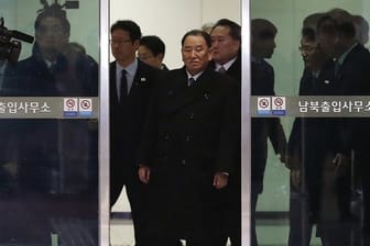 Kim Yong Chol (M), Vize-Vorsitzender des Zentralkomitees der regierenden Arbeiterpartei Nordkoreas, kommt zum Transit-Übergang in der Nähe der entmilitarisierten Zone.