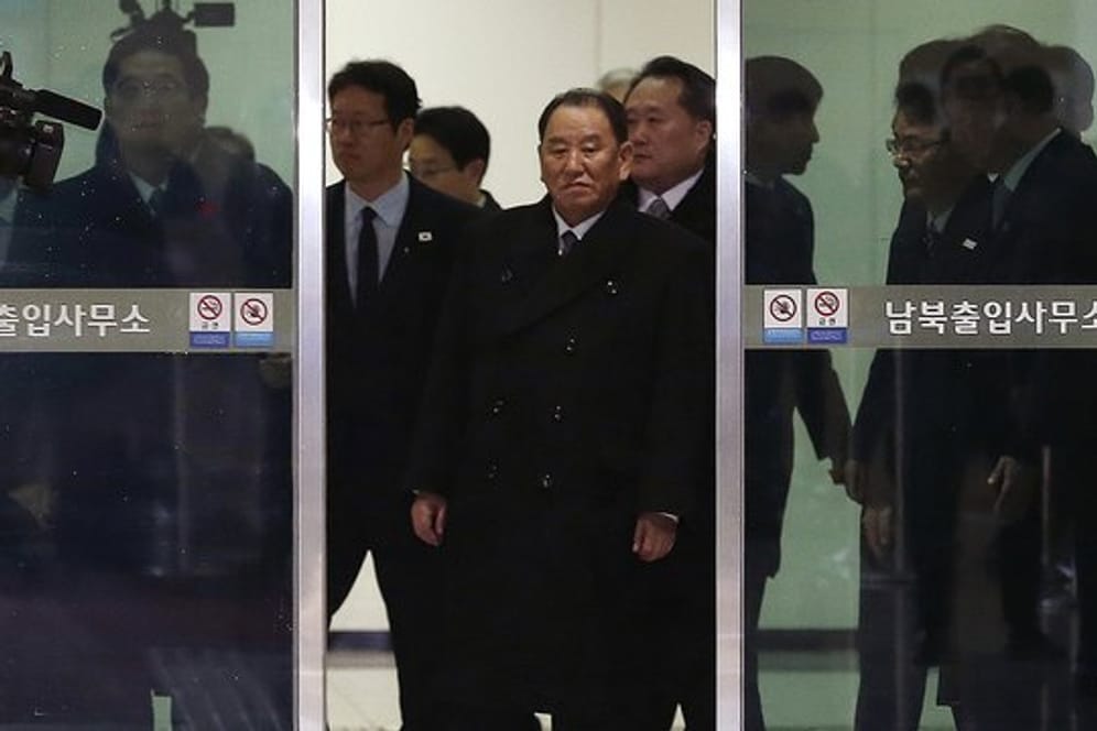 Kim Yong Chol (M), Vize-Vorsitzender des Zentralkomitees der regierenden Arbeiterpartei Nordkoreas, kommt zum Transit-Übergang in der Nähe der entmilitarisierten Zone.